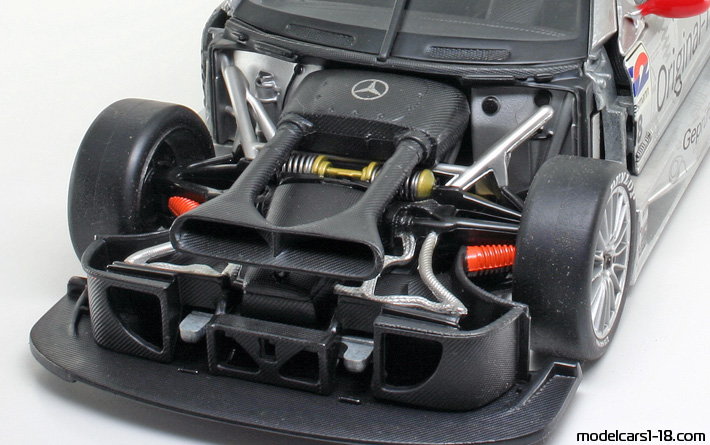 2000 - Mercedes CLK DTM (C208) Maisto 1/18 (Сребрист / Син) Двигател