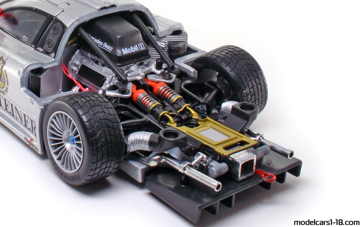 1998 - Mercedes CLK LM Maisto 1/18 (Сребрист) Двигател