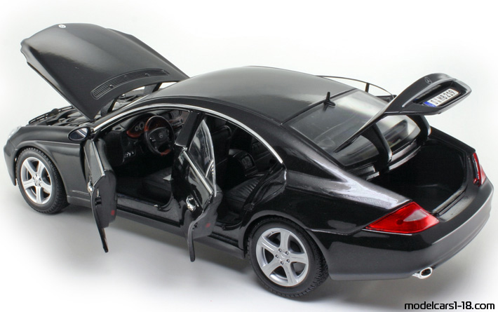 2004 - Mercedes CLS (C219) Maisto 1/18 (Черен) Отваряеми части