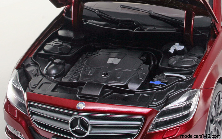2012 - Mercedes CLS Shooting Brake (X218) Norev 1/18 (Червен) Двигател
