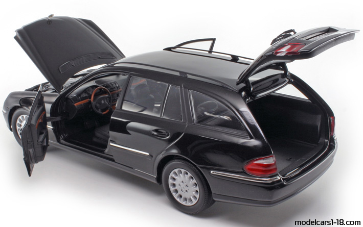 2002 - Mercedes E 320 T (S211) Kyosho 1/18 (Черен) Отваряеми части