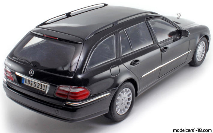 2002 - Mercedes E 320 T (S211) Kyosho 1/18 (Черен) Задна дясна страна