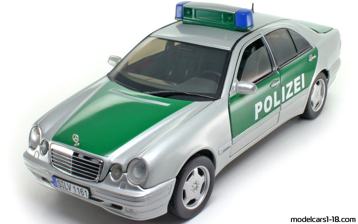 2001 - Mercedes E 320 (W210) Police Sun Star 1/18 (Светло сребрист / Зелен) Предна лява страна