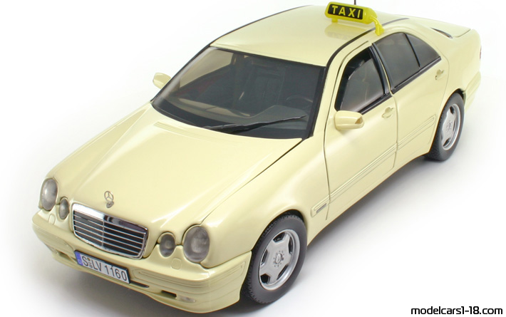 2001 - Mercedes E 320 (W210) Taxi Sun Star 1/18 (Бял) Предна лява страна