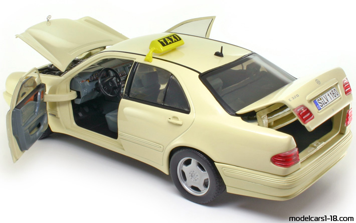 2001 - Mercedes E 320 (W210) Taxi Sun Star 1/18 (Бял) Отваряеми части