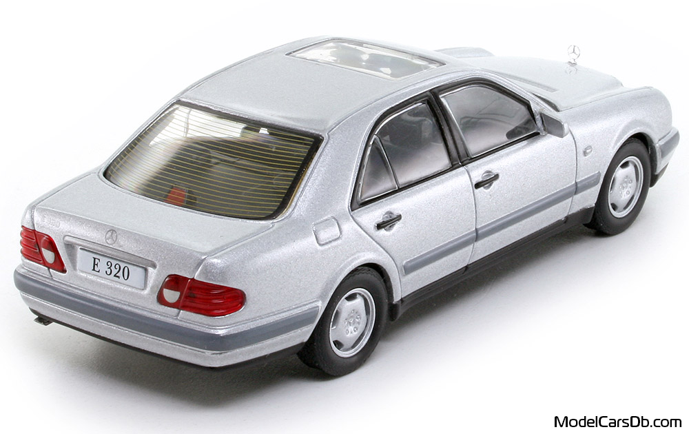 1995 - Mercedes E 320 (W210) DeAgostini 1/43 (Сребрист) Задна дясна страна