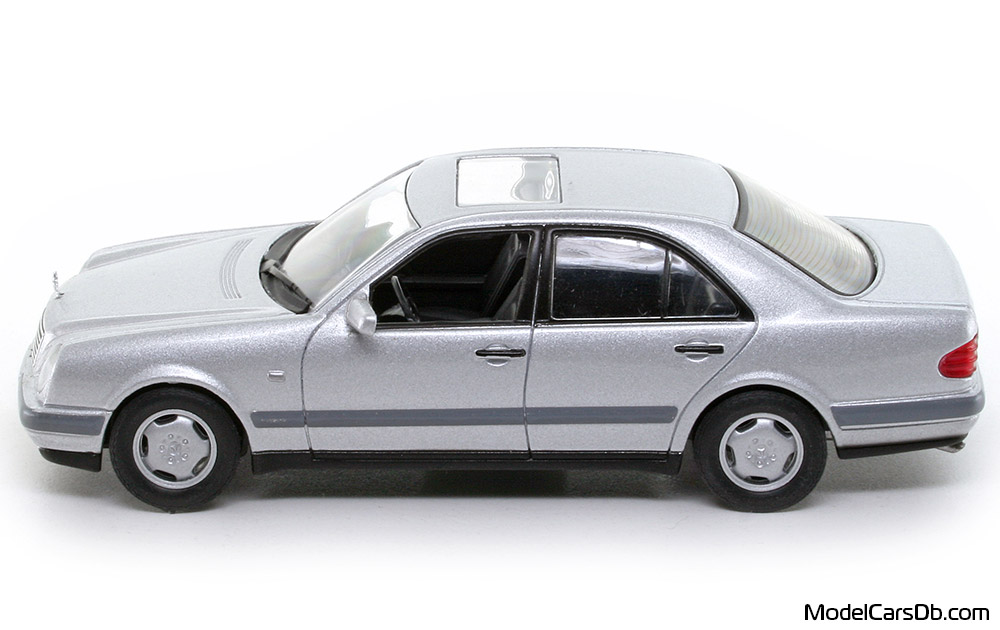 1995 - Mercedes E 320 (W210) DeAgostini 1/43 (Сребрист) Страна