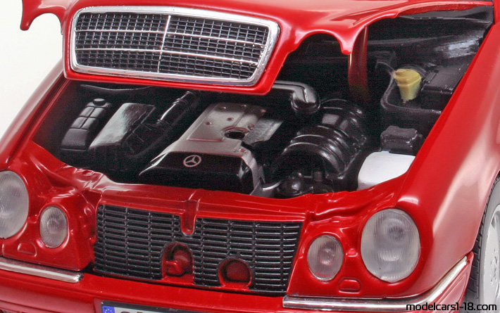 1998 - Mercedes E 320 (W210) Chrono 1/18 (Червен) Двигател