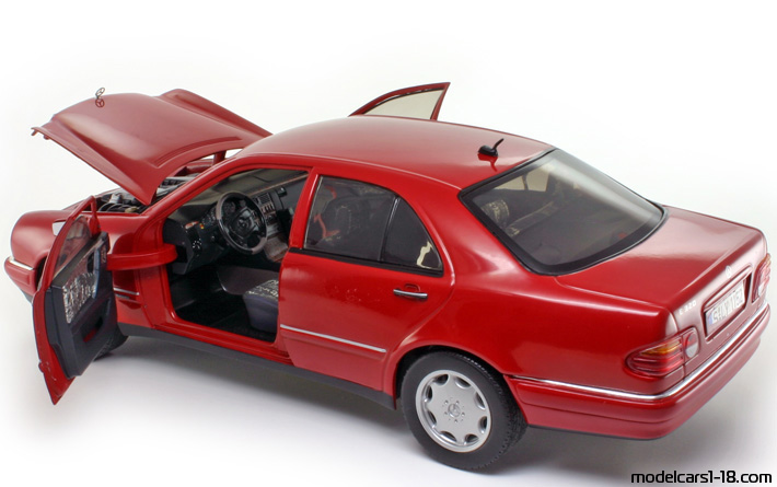 1998 - Mercedes E 320 (W210) Chrono 1/18 (Червен) Отваряеми части