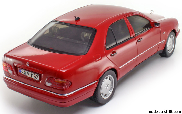 1998 - Mercedes E 320 (W210) Chrono 1/18 (Червен) Задна дясна страна