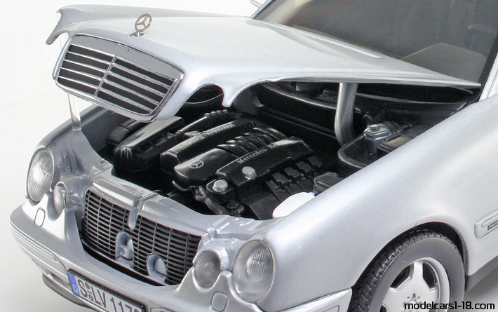 2001 - Mercedes E 320 (W210) Sun Star 1/18 (Светло сребрист) Двигател