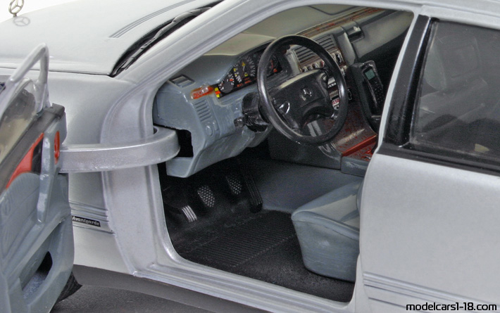 2001 - Mercedes E 320 (W210) Sun Star 1/18 (Светло сребрист) Интериор арматурно табло