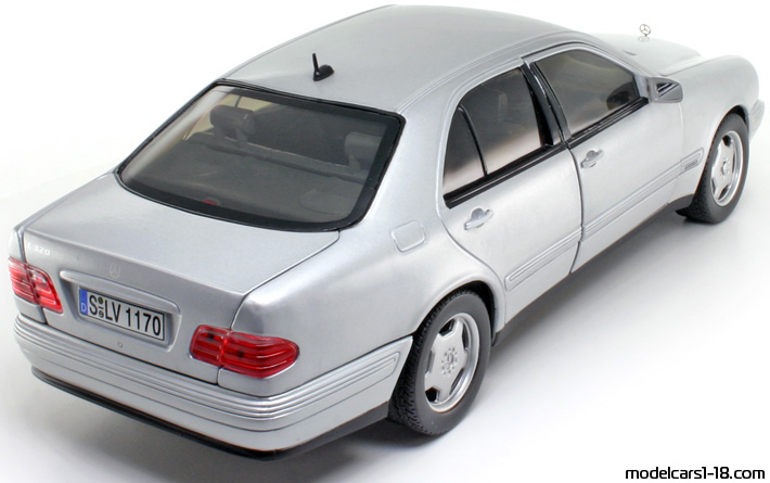 2001 - Mercedes E 320 (W210) Sun Star 1/18 (Светло сребрист) Задна дясна страна