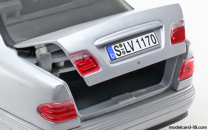 2001 - Mercedes E 320 (W210) Sun Star 1/18 (Светло сребрист) Багажник / Отварящи се фарове