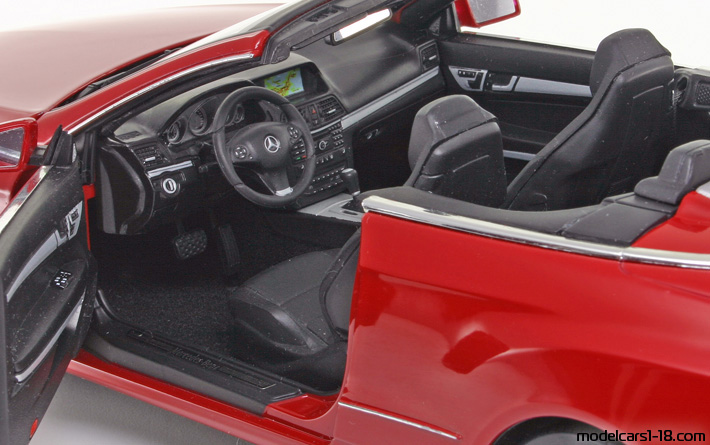 2010 - Mercedes E 350 Cabriolet (A207) Norev 1/18 (Черен) Интериор арматурно табло