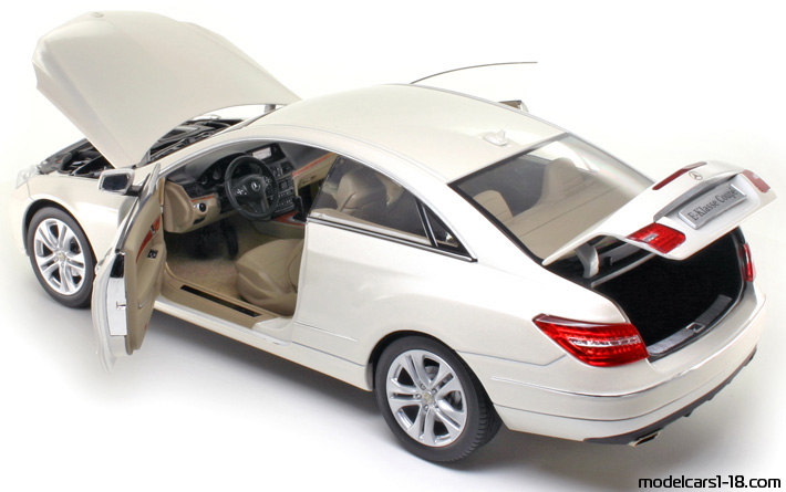 2010 - Mercedes E 350 Coupe (C207) Norev 1/18 (Бял) Отваряеми части