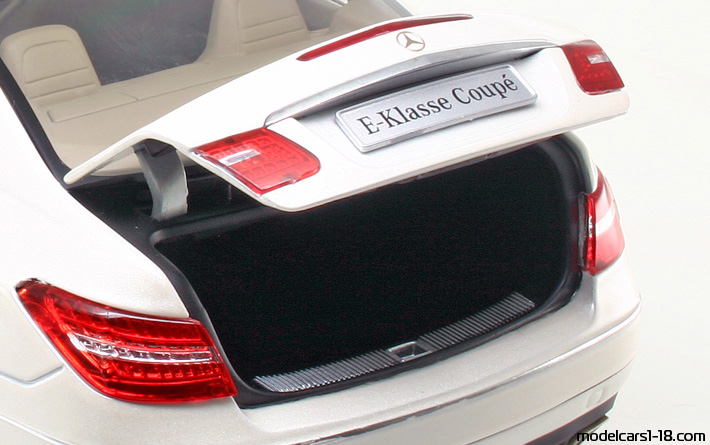 2010 - Mercedes E 350 Coupe (C207) Norev 1/18 (Бял) Багажник / Отварящи се фарове