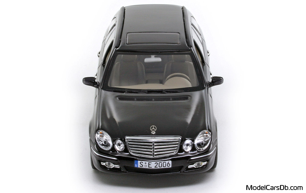 2006 - Mercedes E 350 T (S211) Minichamps 1/43 (Черен) Предница