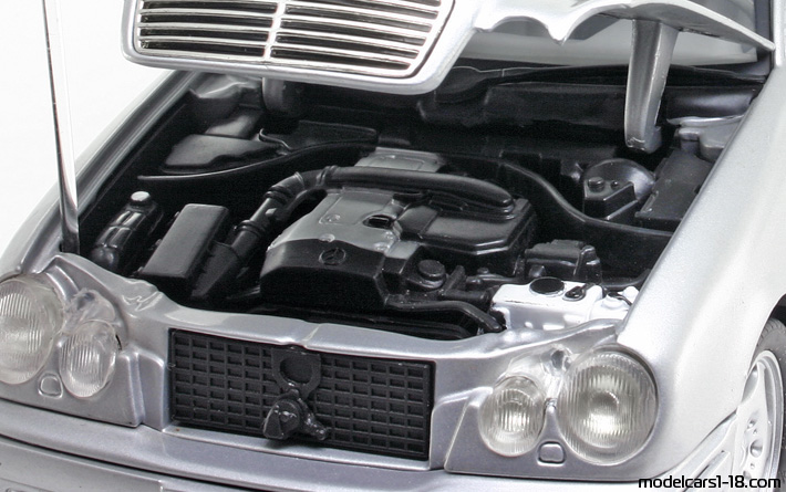 1998 - Mercedes E 420 (W210) Anson 1/18 (Сребрист) Двигател