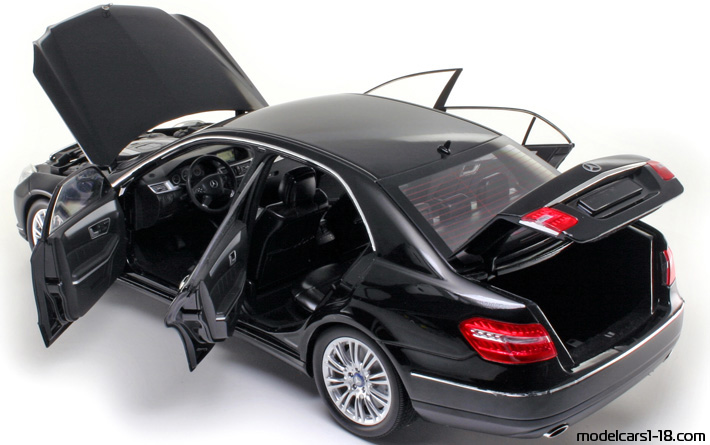 2009 - Mercedes E (W212) Minichamps 1/18 (Черен) Отваряеми части