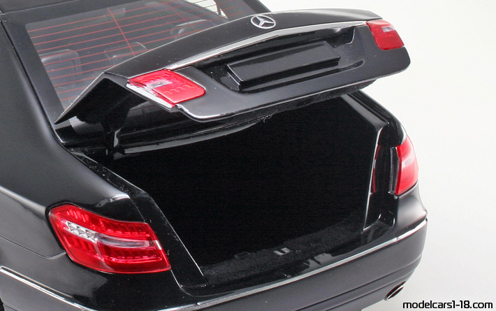 2009 - Mercedes E (W212) Minichamps 1/18 (Черен) Багажник / Отварящи се фарове