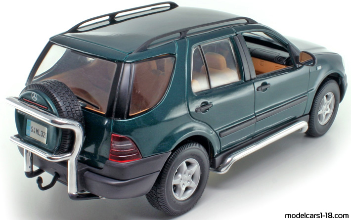 1997 - Mercedes ML 320 (W163) Maisto 1/18 (Зелен) Задна дясна страна