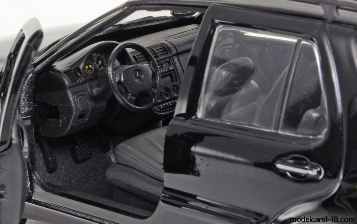 2001 - Mercedes ML 320 (W163) Maisto 1/18 (Черен) Интериор арматурно табло