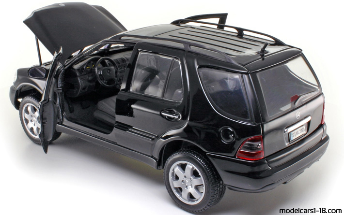 2001 - Mercedes ML 320 (W163) Maisto 1/18 (Черен) Отваряеми части