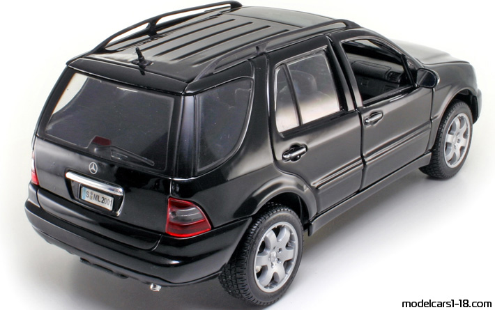 2001 - Mercedes ML 320 (W163) Maisto 1/18 (Черен) Задна дясна страна
