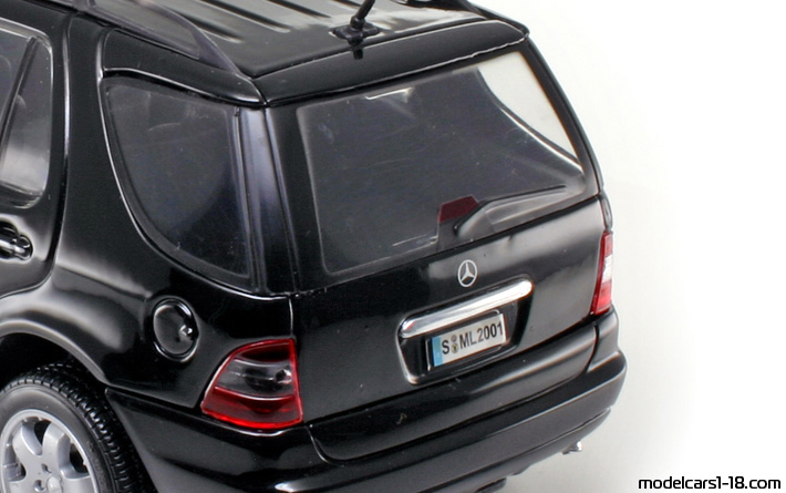 2001 - Mercedes ML 320 (W163) Maisto 1/18 (Черен) Багажник / Отварящи се фарове