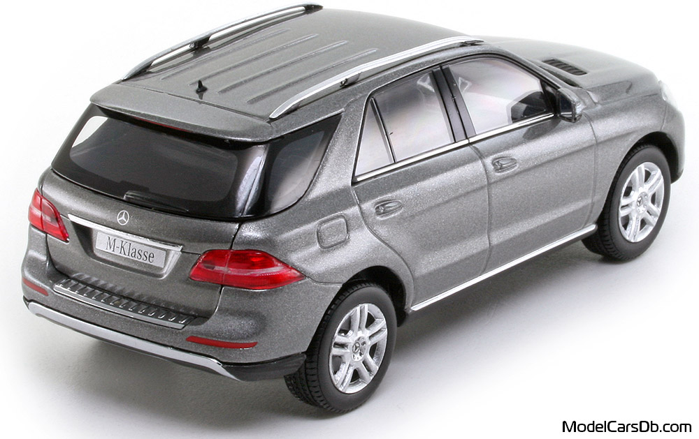 2011 - Mercedes ML 350 (W166) Minichamps 1/43 (Сив) Задна дясна страна