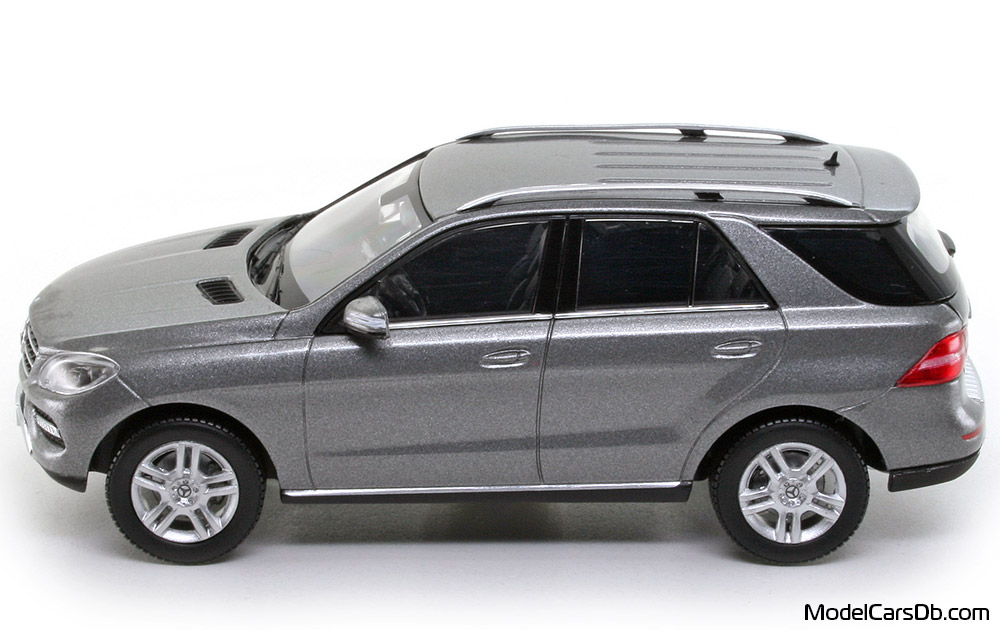 2011 - Mercedes ML 350 (W166) Minichamps 1/43 (Сив) Страна