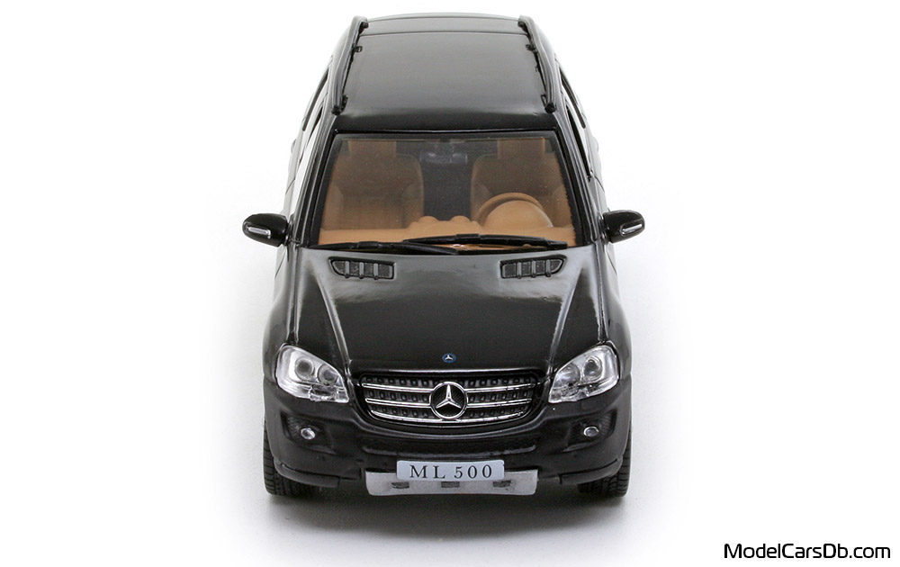 2005 - Mercedes ML 500 (W164) DeAgostini 1/43 (Черен) Предница