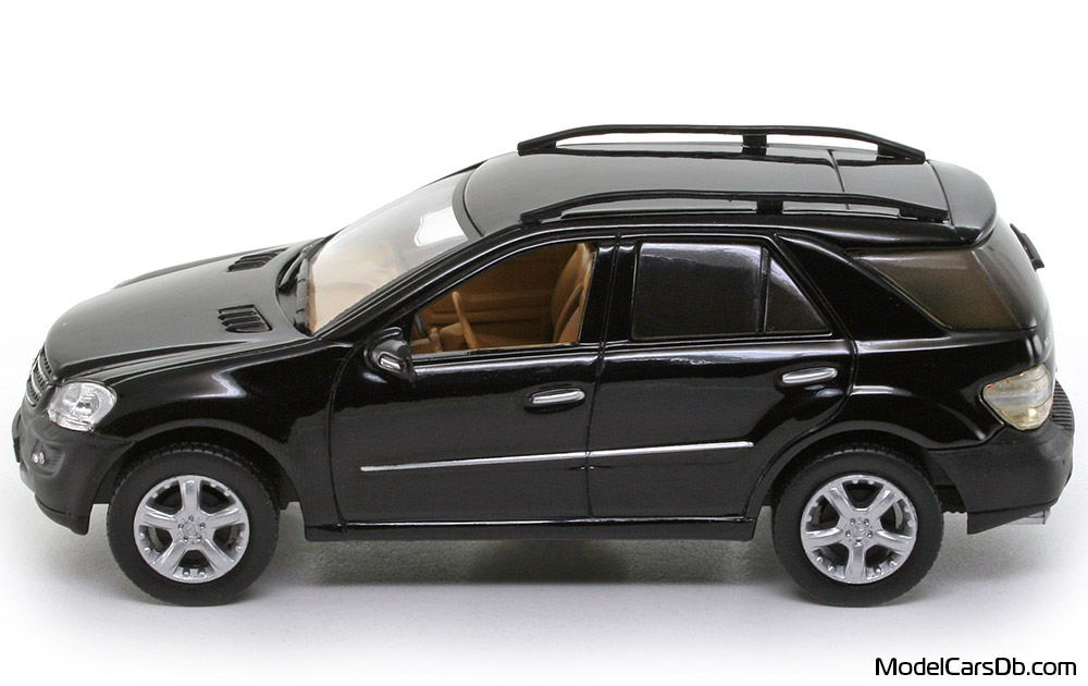2005 - Mercedes ML 500 (W164) DeAgostini 1/43 (Черен) Страна