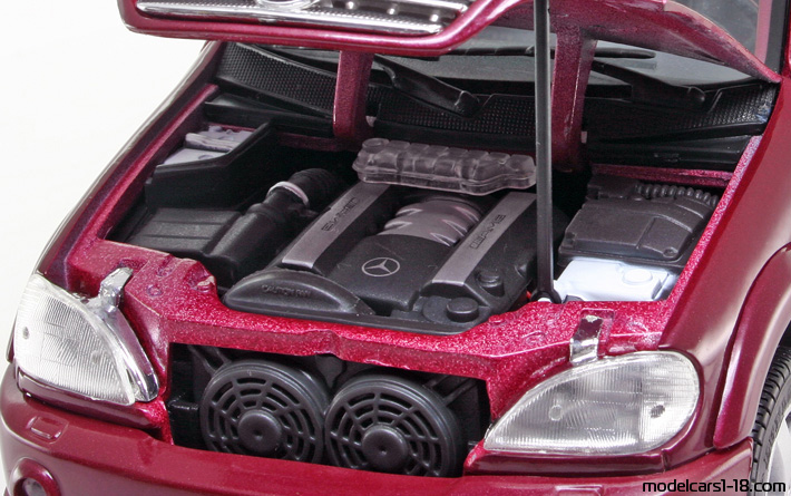 1999 - Mercedes ML 55 AMG (W163) Maisto 1/18 (Червен) Двигател