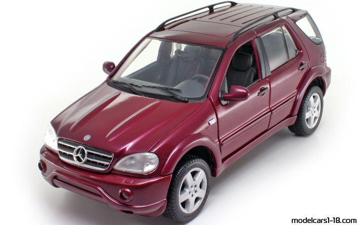 1999 - Mercedes ML 55 AMG (W163) Maisto 1/18 (Червен) Предна лява страна