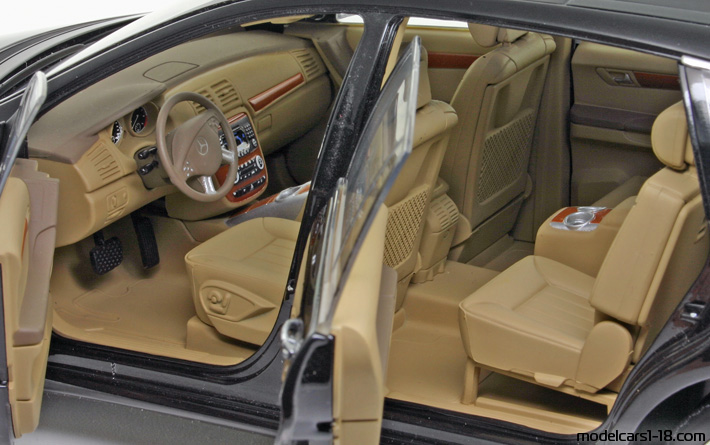 2005 - Mercedes R 350 (W251) Minichamps 1/18 (Черен) Интериор арматурно табло