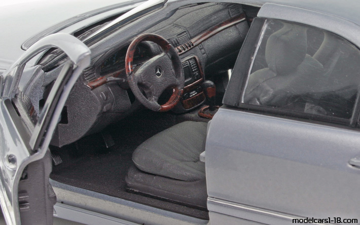1999 - Mercedes S 500 (W220) Maisto 1/18 (Син) Интериор арматурно табло
