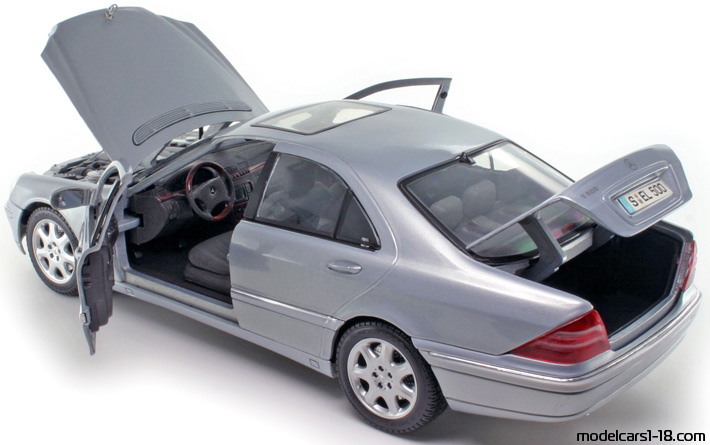 1999 - Mercedes S 500 (W220) Maisto 1/18 (Син) Отваряеми части