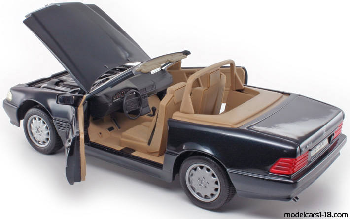1997 - Mercedes SL 500 (R129) Revell 1/18 (Черен) Отваряеми части