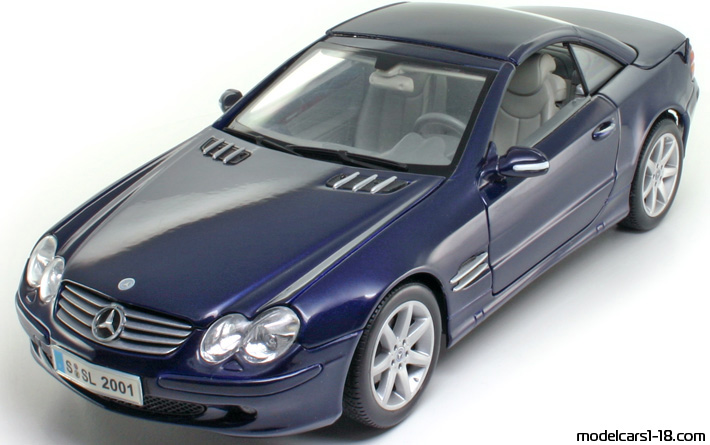 2001 - Mercedes SL 500 (R230) Maisto 1/18 (Син) Предна лява страна