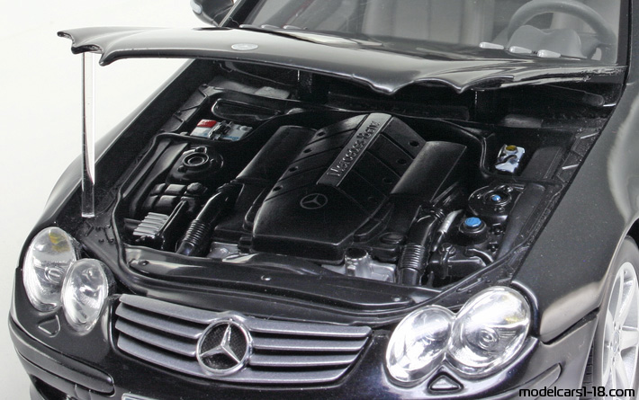 2001 - Mercedes SL 500 (R230) Maisto 1/18 (Черен) Двигател