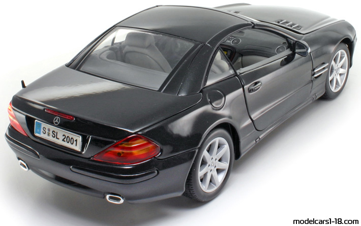 2001 - Mercedes SL 500 (R230) Maisto 1/18 (Черен) Задна дясна страна