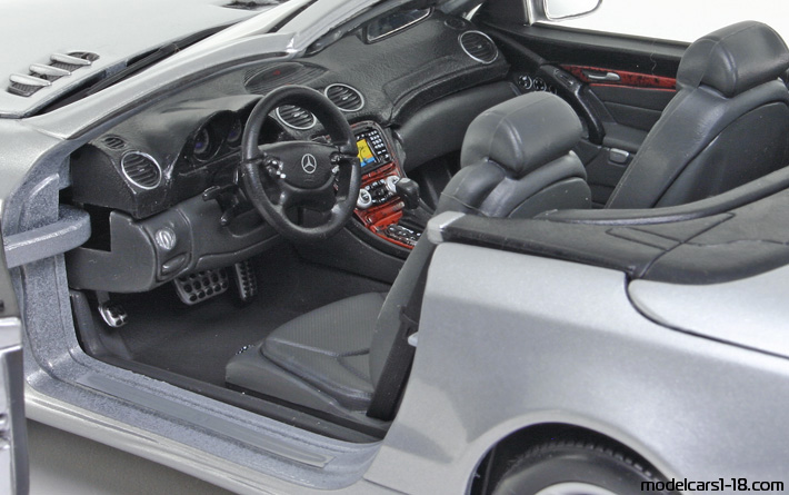 2001 - Mercedes SL 500 (R230) Maisto 1/18 (Сребрист) Интериор арматурно табло