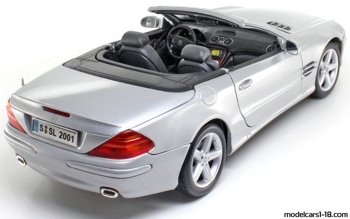 2001 - Mercedes SL 500 (R230) Maisto 1/18 (Сребрист) Задна дясна страна