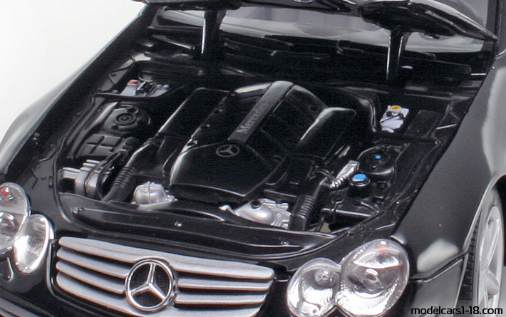 2001 - Mercedes SL 500 (R230) Welly 1/18 (Черен) Двигател