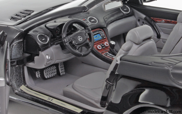 2001 - Mercedes SL 500 (R230) Welly 1/18 (Черен) Интериор арматурно табло