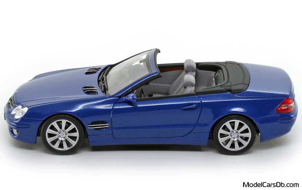 2006 - Mercedes SL 500 (R230) Minichamps 1/43 (Син) Страна