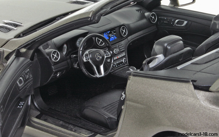 2012 - Mercedes SL 500 (R231) Norev 1/18 (Сив) Интериор арматурно табло