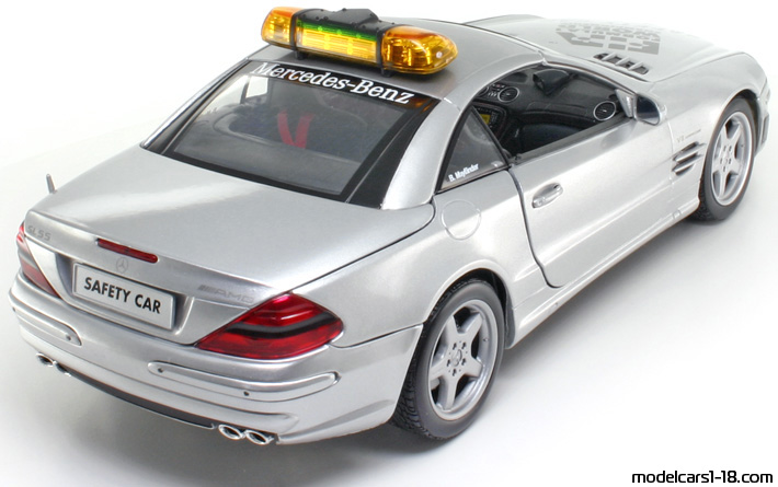 2001 - Mercedes SL 55 AMG (R230) Safety Car Maisto 1/18 (Сребрист) Задна дясна страна